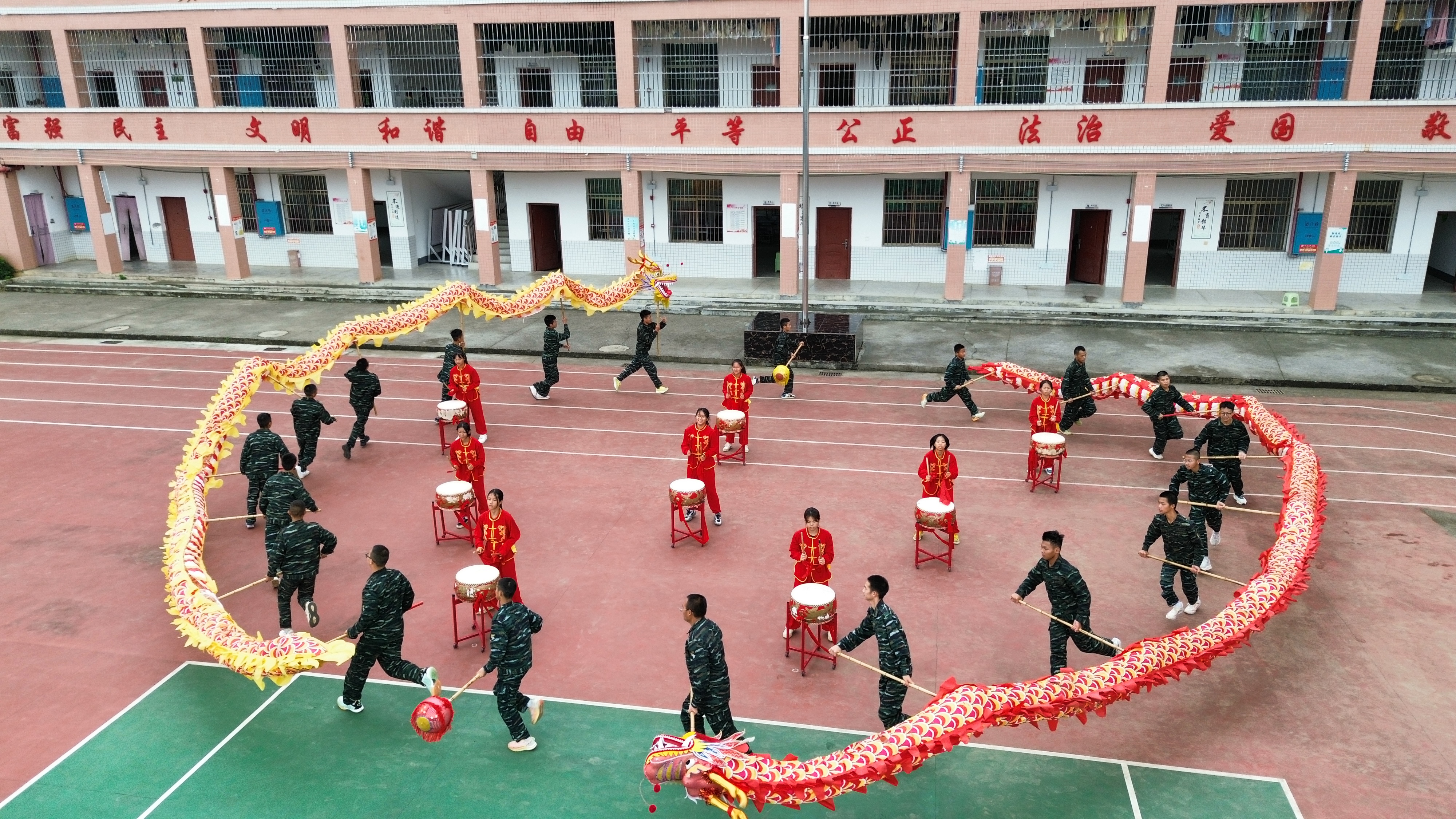 临武育人学校舞龙活动航拍